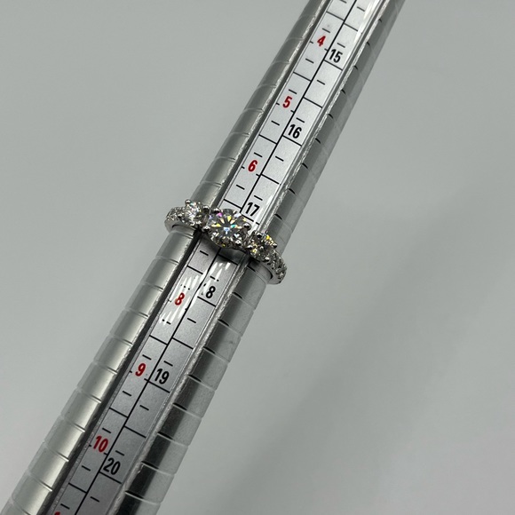 Moissanite ring - Picture 3 of 5